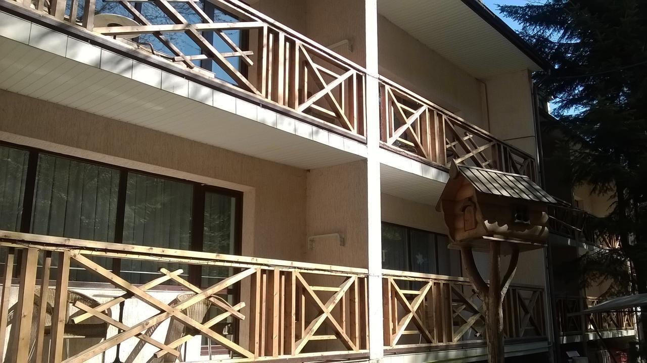 Hotel Yavir ยาเรมชา ภายนอก รูปภาพ